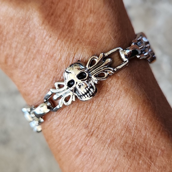Silver Skull Bracelet, New - Picture 4 of 4